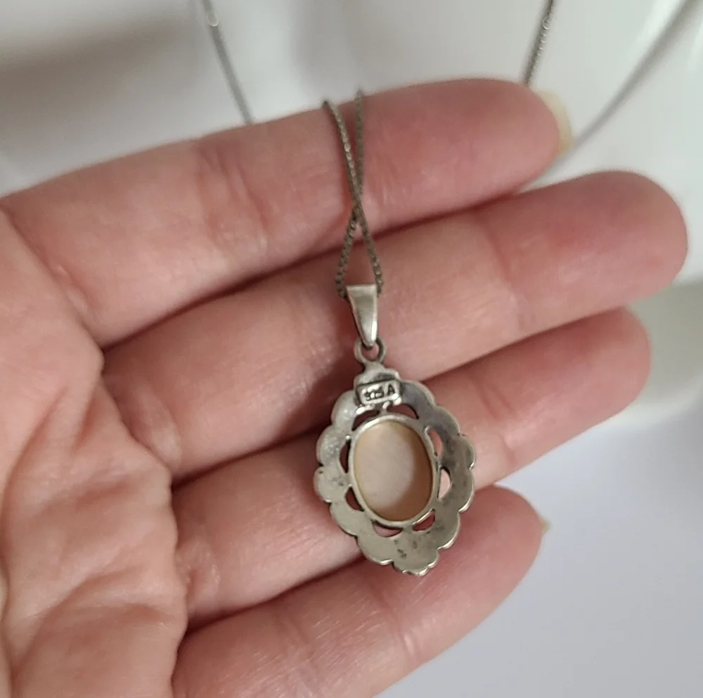 Vintage Grey Marcasite Crystal Shell Pearl Centre Pendant Necklace - Picture 2 of 12